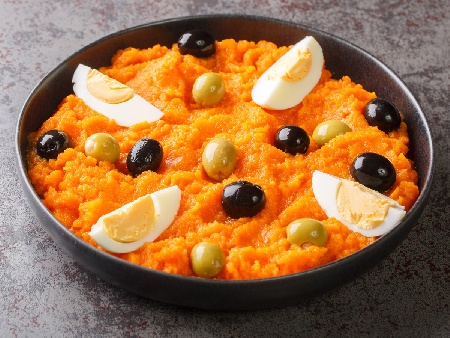 Тунизийско морковено пюре с варени яйца и маслини (Хурия) - снимка на рецептата Тунизийско морковено пюре с варени яйца и маслини (Хурия) - снимка на рецептата
